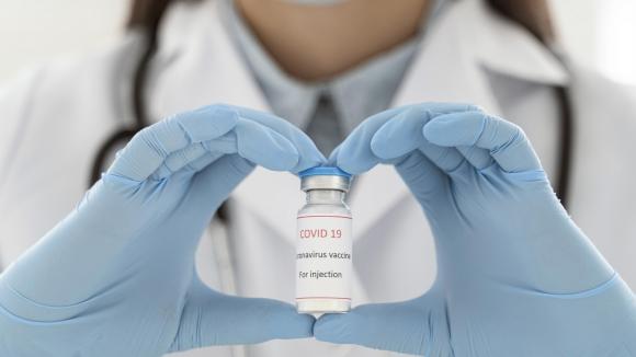 Ruszyły szczepienia w aptekach i galeriach handlowych