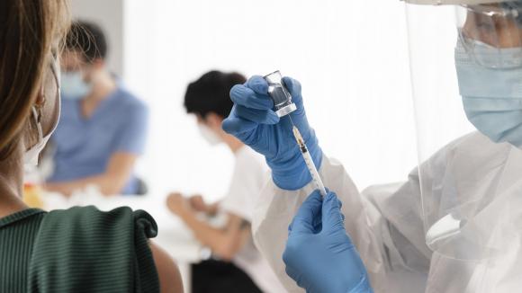 Trzecia dawka szczepienia przeciw Covid-19 - ruszyły zapisy dla wszystkich dorosłych