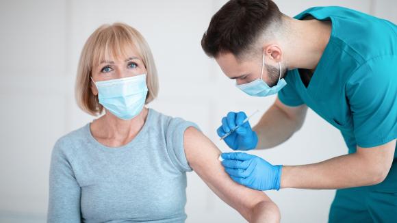 Czwarta dawka szczepionki p. Covid-19 - dla kogo?