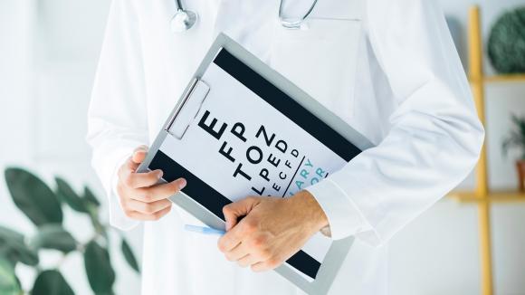 Coraz więcej Polaków ma problemy ze wzrokiem - sytuację pogarsza trwająca od ponad 2 lat pandemia