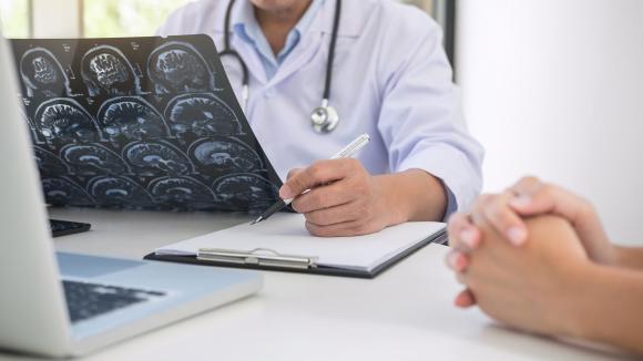 Stanowisko ekspertów klinicznych: Pacjenci powinni mieć dostęp do wysoko efektywnych terapii SM od razu po diagnozie