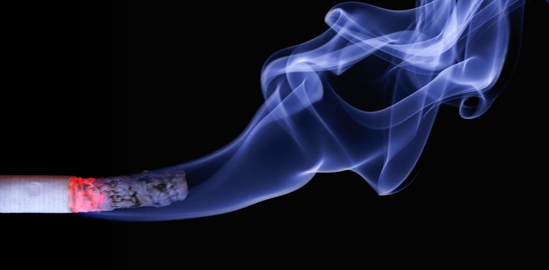 Zwiększone ryzyko zakażenia COVID-19 wśród palaczy i użytkowników fajek wodnych