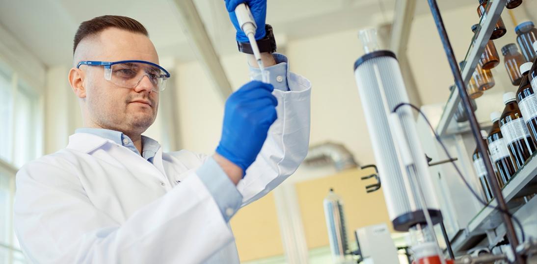 Polscy naukowcy wyselekcjonowali związki chemiczne, które pomogą opracować nowy lek na COVID-19