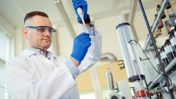 Polscy naukowcy wyselekcjonowali związki chemiczne, które pomogą opracować nowy lek na COVID-19