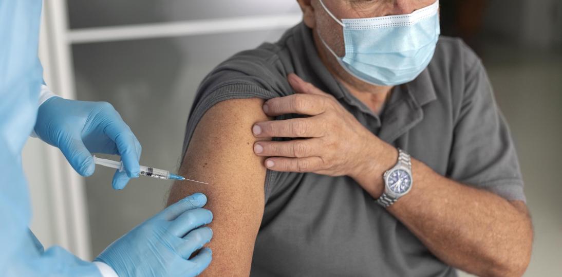 Szczepienia przeciw COVID-19 w ciągu roku uchroniły od śmierci 20 mln ludzi. Wirusolodzy apelują o intensyfikację szczepień