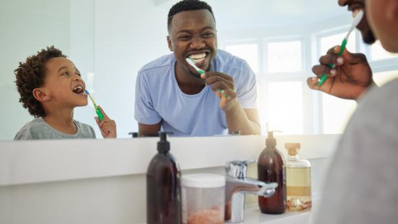 Jak często Polacy myją zęby? Eksperci komentują wyniki badania i nie pozostawiają złudzeń. Nie wygląda to dobrze