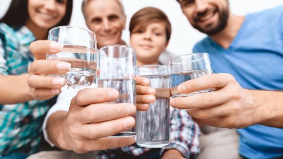 Pij wodę na zdrowie! – o wpływie nawodnienia na nasze serce i zdrowie