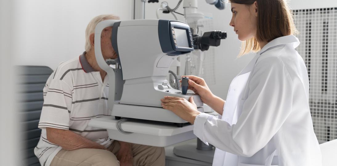 W kolejce po wzrok - w kolejce do okulistów czeka największa liczba pacjentów wśród wszystkich specjalizacji medycznych