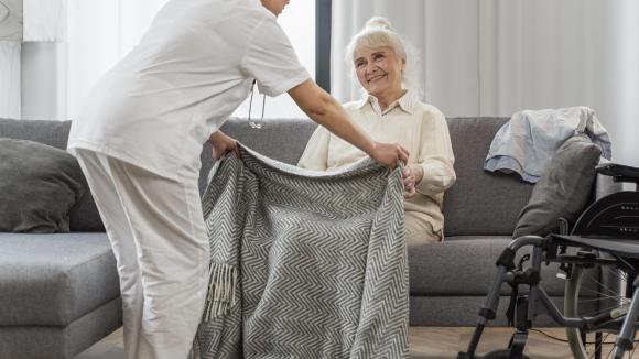 Senior pod opieką sztucznej inteligencji - czy AI zastąpi zawód opiekuna?