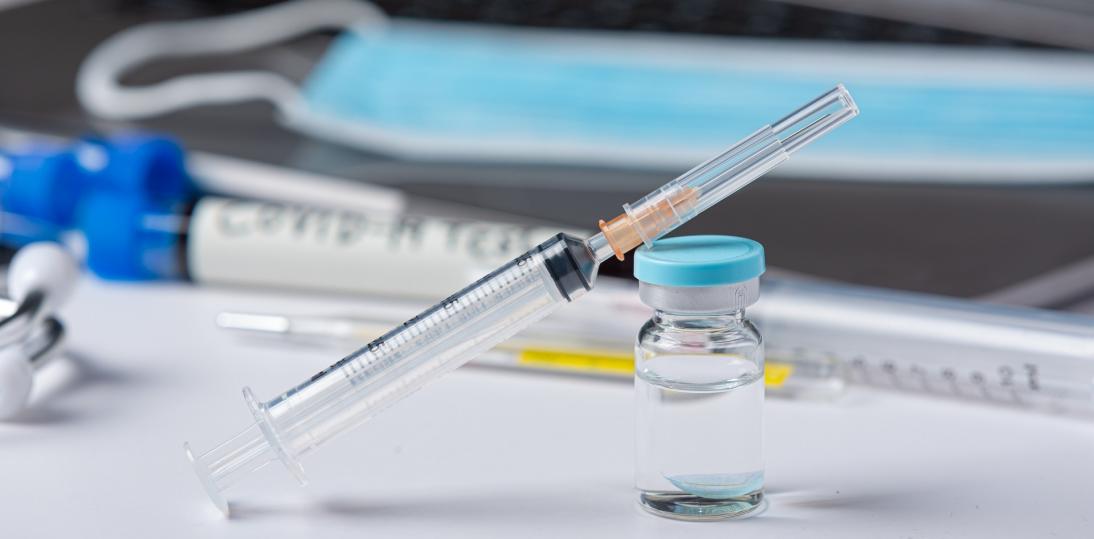 Będzie więcej szczepień w aptekach. Lekarze i farmaceuci apelują o nowe rozwiązania przed nadchodzącym sezonem infekcyjnym