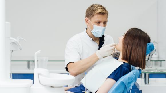 NFZ nierówno dzieli środki na leczenie zębów. Najsłabiej wygląda to w woj. opolskim i lubuskim