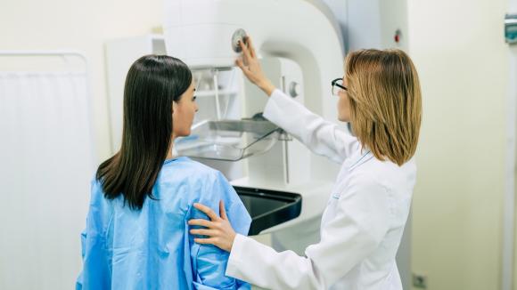 Sztuczna inteligencja może zastąpić jednego z dwóch radiologów w przesiewowych badaniach w kierunku raka piersi
