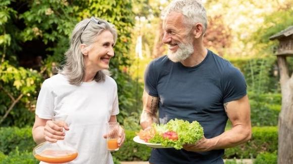 Prawidłowa dieta wpływa na odporność, zwłaszcza seniora. Jak o  nią zadbać?