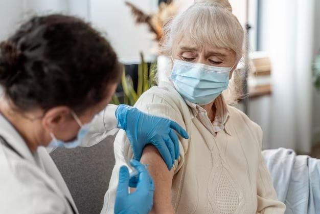 Pneumokoki są groźne dla seniorów, można ich chronić poprzez szczepienia