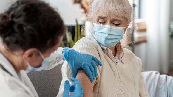 Pneumokoki są groźne dla seniorów, można ich chronić poprzez szczepienia