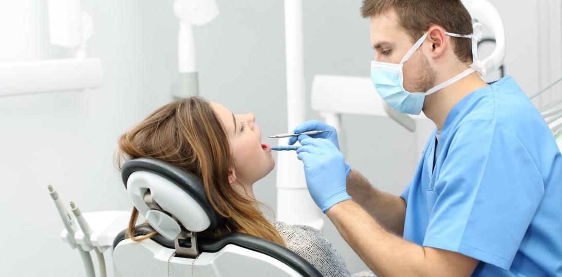 Polacy wciąż zbyt rzadko chodzą do stomatologów na wizyty kontrolne. Tylko nieco ponad 30 proc. robi to regularnie, co pół roku
