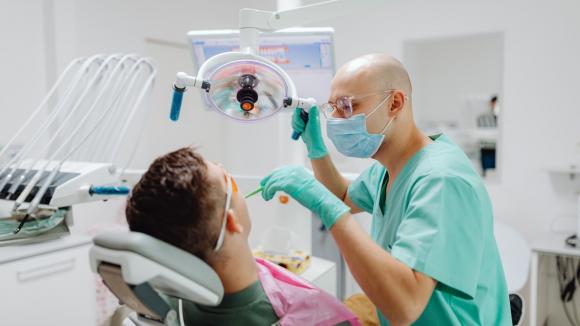 Ubywa gabinetów dentystycznych na NFZ. Pacjenci już to odczuwają. Kolejki są coraz większe