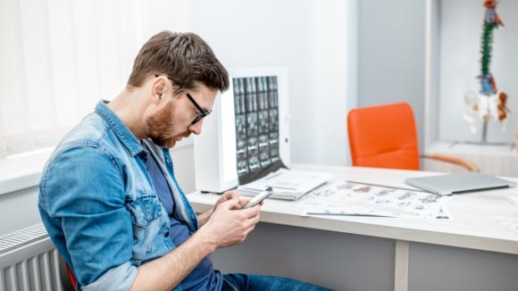 15 lipca przypada Dzień bez Telefonu Komórkowego - odłóż telefon i ciesz się zdrowym kręgosłupem!
