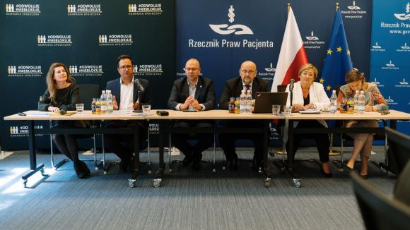 Jak skrócić kolejki do lekarzy? Nowy przewodnik dla placówek pokazuje, jak skutecznie wdrożyć odwoływanie wizyt