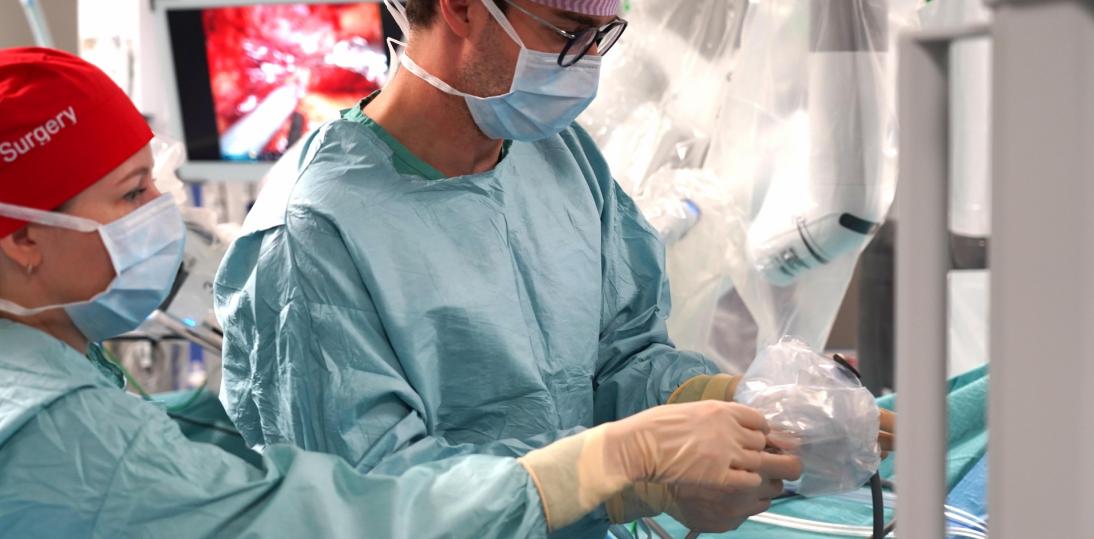 Nowatorska operacja robotyczna we Wrocławiu. Ekspert ze Stanforda wspiera rozwój chirurgii robotycznej w USK