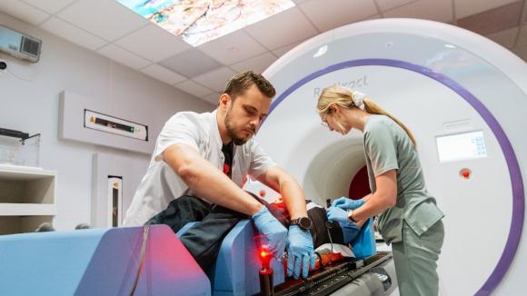Radioterapia przyszłości już dziś. W COZL rozpoczęto zabiegi z zastosowaniem radioterapii adaptacyjnej w czasie rzeczywistym