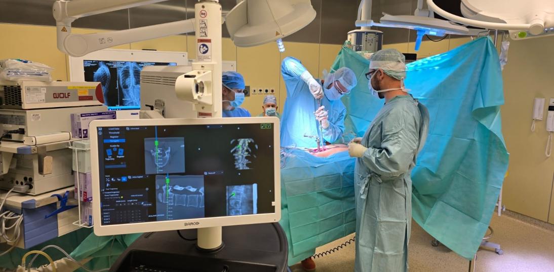Pionierskie operacje kręgosłupa w Zakopanem. Precyzja bez promieniowania