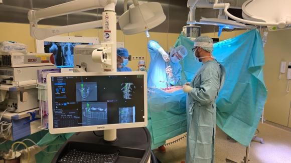 Pionierskie operacje kręgosłupa w Zakopanem. Precyzja bez promieniowania