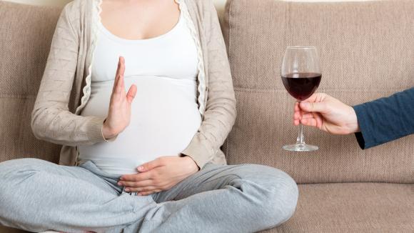 Senat jednomyślnie „za” – obowiązkowe ostrzeżenia o szkodliwości alkoholu w ciąży coraz bliżej