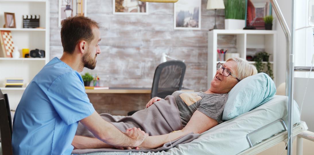 Opieka długoterminowa z wyższą wyceną świadczeń. Czy to początek realnych zmian?
