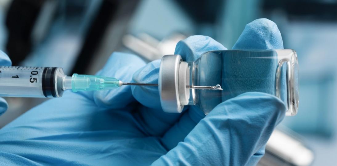 Rośnie liczba zachorowań na COVID-19 w Polsce. Milion dawek szczepionki w drodze — co warto wiedzieć?