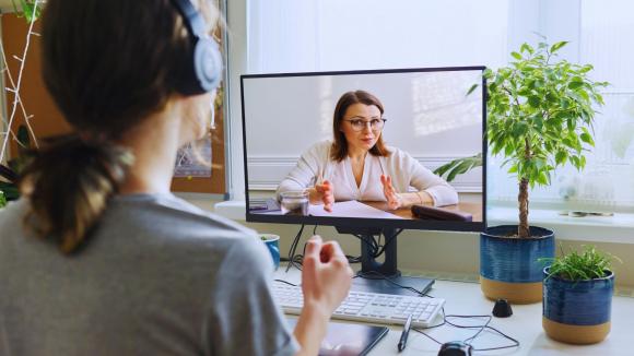 Jak zatrzymać falę samobójstw wśród młodzieży? „Wspierająca Szkoła” rusza z kolejnym cyklem bezpłatnych webinarów dla rodziców i nauczycieli