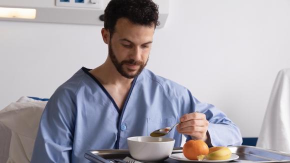 Niedożywienie w szpitalach – 30 proc. pacjentów trafia na oddziały w złym stanie odżywienia. Dlaczego żywienie kliniczne jest kluczowe w leczeniu?