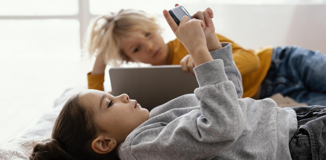 Nadmierne używanie smartfonów przez dzieci coraz poważniejszym problemem zdrowotnym