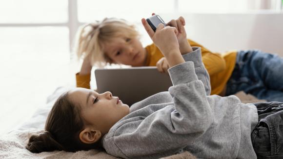 Nadmierne używanie smartfonów przez dzieci coraz poważniejszym problemem zdrowotnym