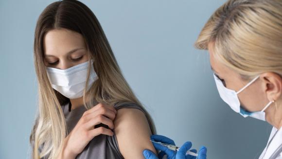 Szczepienia przeciw HPV – pierwszy rok programu w szkołach i wyzwania na przyszłość