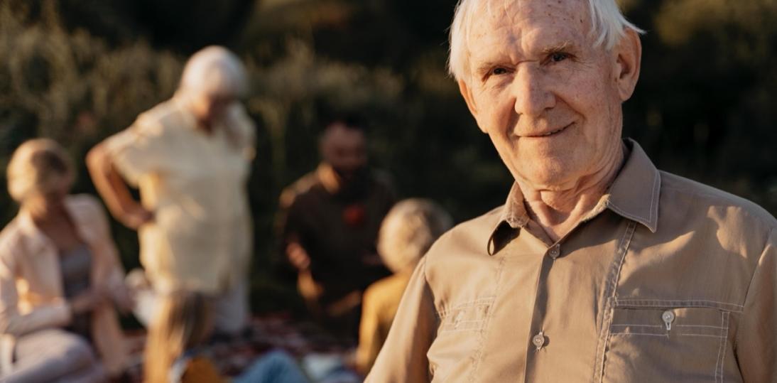 Najstarsi Polacy chcą dbać o zdrowie, ale potrzebują wsparcia – nowy raport Fundacji SeniorApp