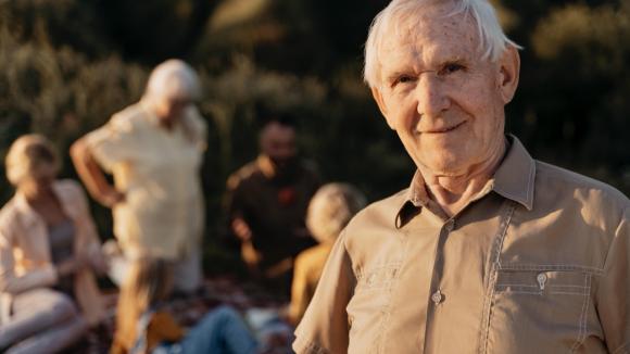 Najstarsi Polacy chcą dbać o zdrowie, ale potrzebują wsparcia – nowy raport Fundacji SeniorApp