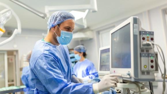 Robotyczna rewolucja w leczeniu udaru: pierwsza zdalna trombektomia przez Atlantyk