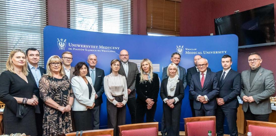 10 szpitali z Dolnego Śląska utworzyło Uniwersytecką Sieć Edukacji Klinicznej (USEK).