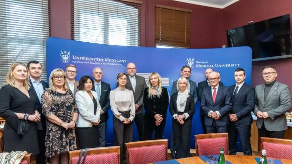 10 szpitali z Dolnego Śląska utworzyło Uniwersytecką Sieć Edukacji Klinicznej (USEK).