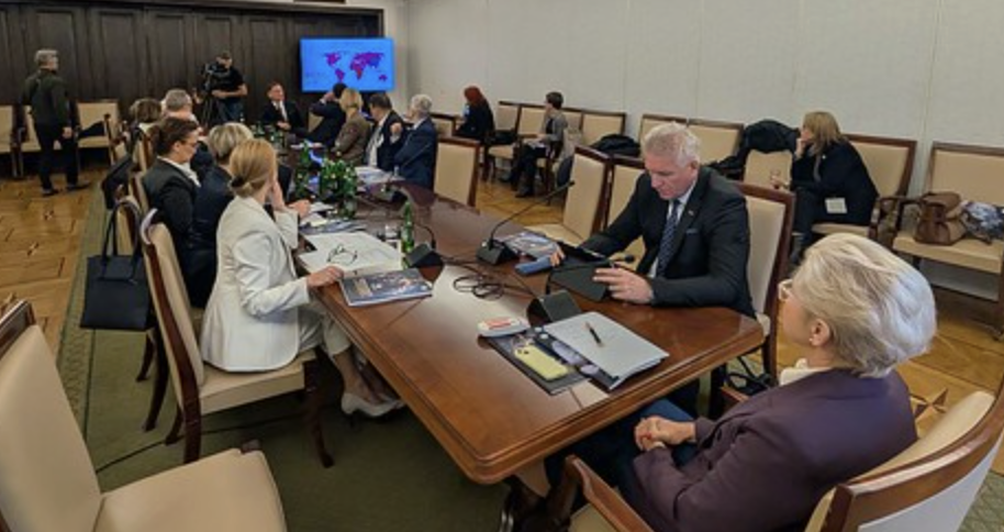 Niska zgłaszalność na mammografię w Polsce. Raporty PTO ujawniają kluczowe bariery i gotowe rozwiązania systemowe zaprezentowane w Senacie