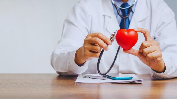 Kamizelka defibrylująca w publikacjach 2025: skuteczna i efektywna kosztowo