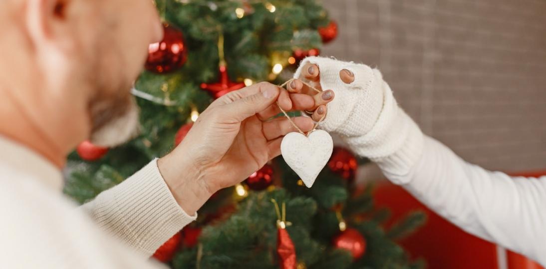 Świąteczny sezon sprzyja zakażeniom – eksperci apelują o szczepienia przeciw COVID-19 przed zimowym wzrostem zachorowań