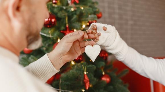 Świąteczny sezon sprzyja zakażeniom – eksperci apelują o szczepienia przeciw COVID-19 przed zimowym wzrostem zachorowań