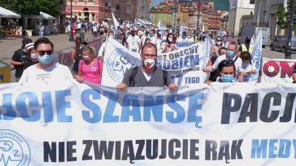 Protest medyków pod hasłem  "Dajcie szansę pacjentom, nie związujcie rąk medykom"