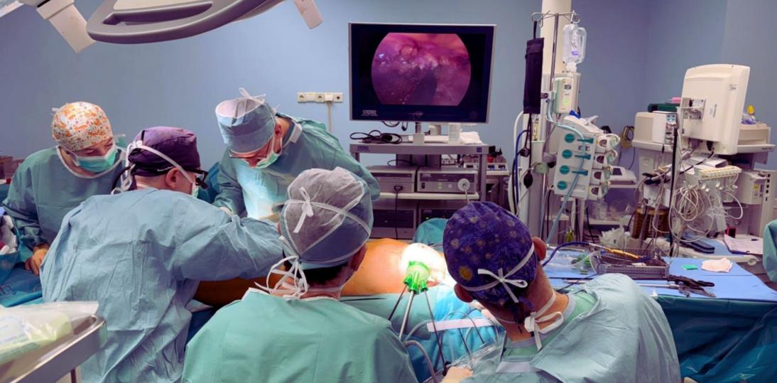 Pierwszy w Polsce zabieg endoskopowej mastektomii podskórnej z jednoczasową mikrochirurgiczną rekonstrukcją całej piersi tkankami własnymi pacjentki