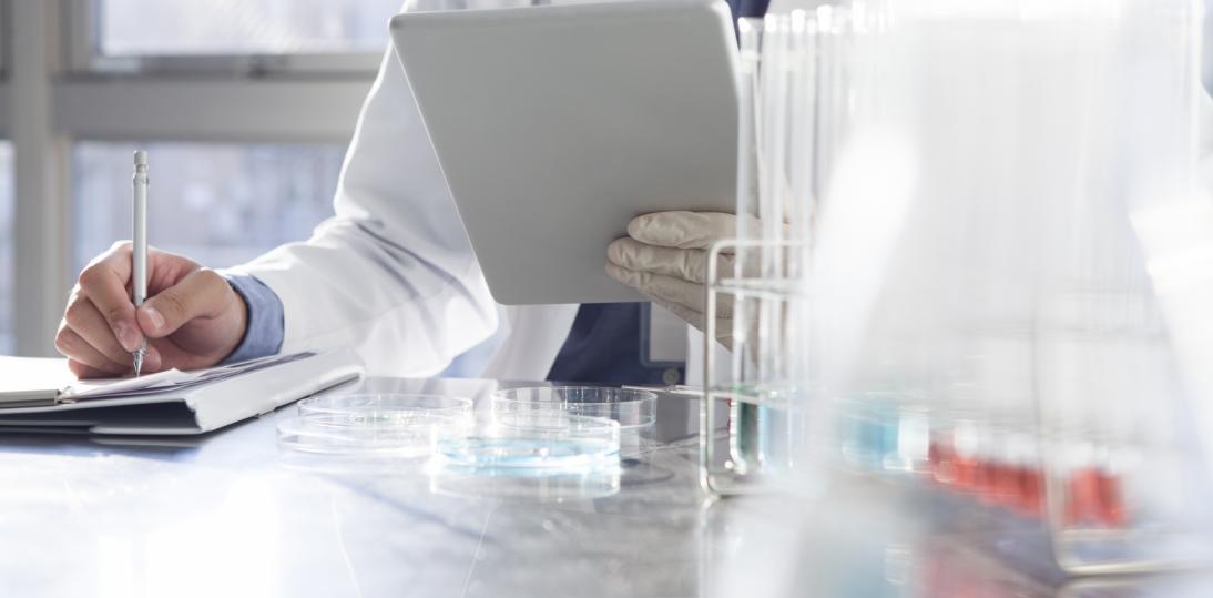 Sztuczna inteligencja zmienia farmację. Rynek AI urośnie do 16,5 mld dolarów, a technologie kwantowe wejdą do badań klinicznych