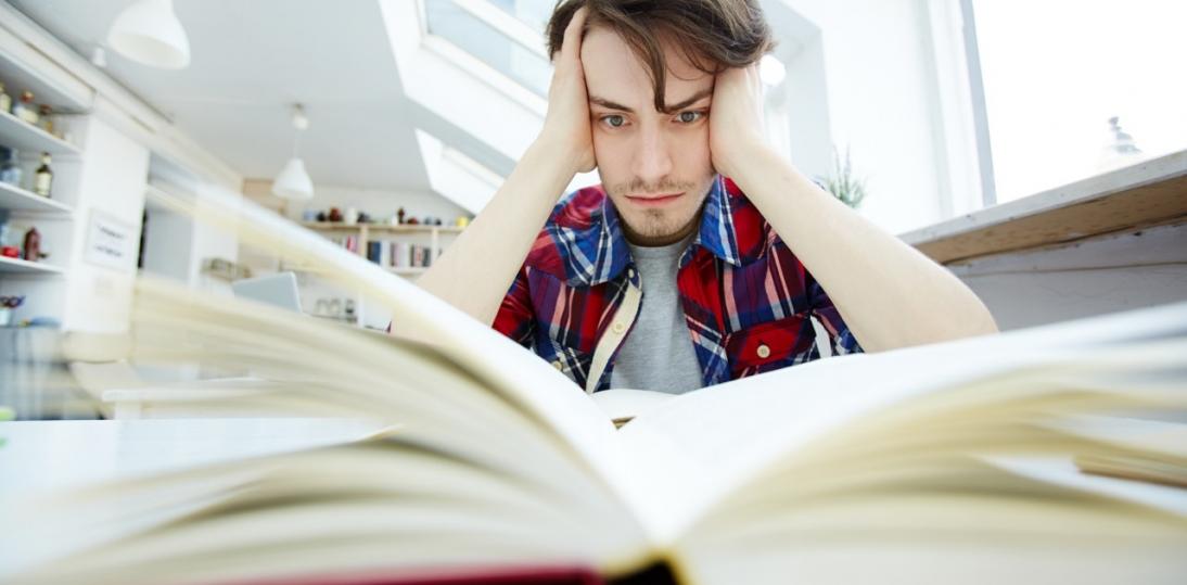 Stres i presja wyników zwiększają ryzyko kryzysów psychicznych u studentów. Nowe badanie UMW pokazuje kluczowe mechanizmy