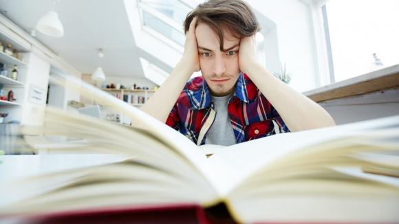 Stres i presja wyników zwiększają ryzyko kryzysów psychicznych u studentów. Nowe badanie UMW pokazuje kluczowe mechanizmy