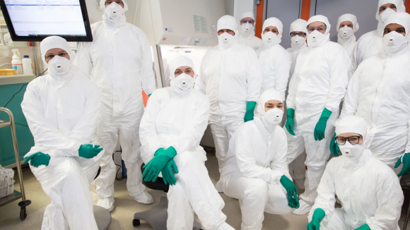 Nowy robot w Aptece Szpitalnej UCK. Automatyzacja przygotowywania leków cytotoksycznych zmienia realia onkologii